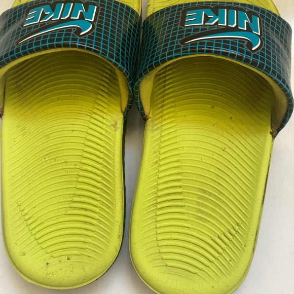 Boys Nike slip ons - Picture 2 of 4